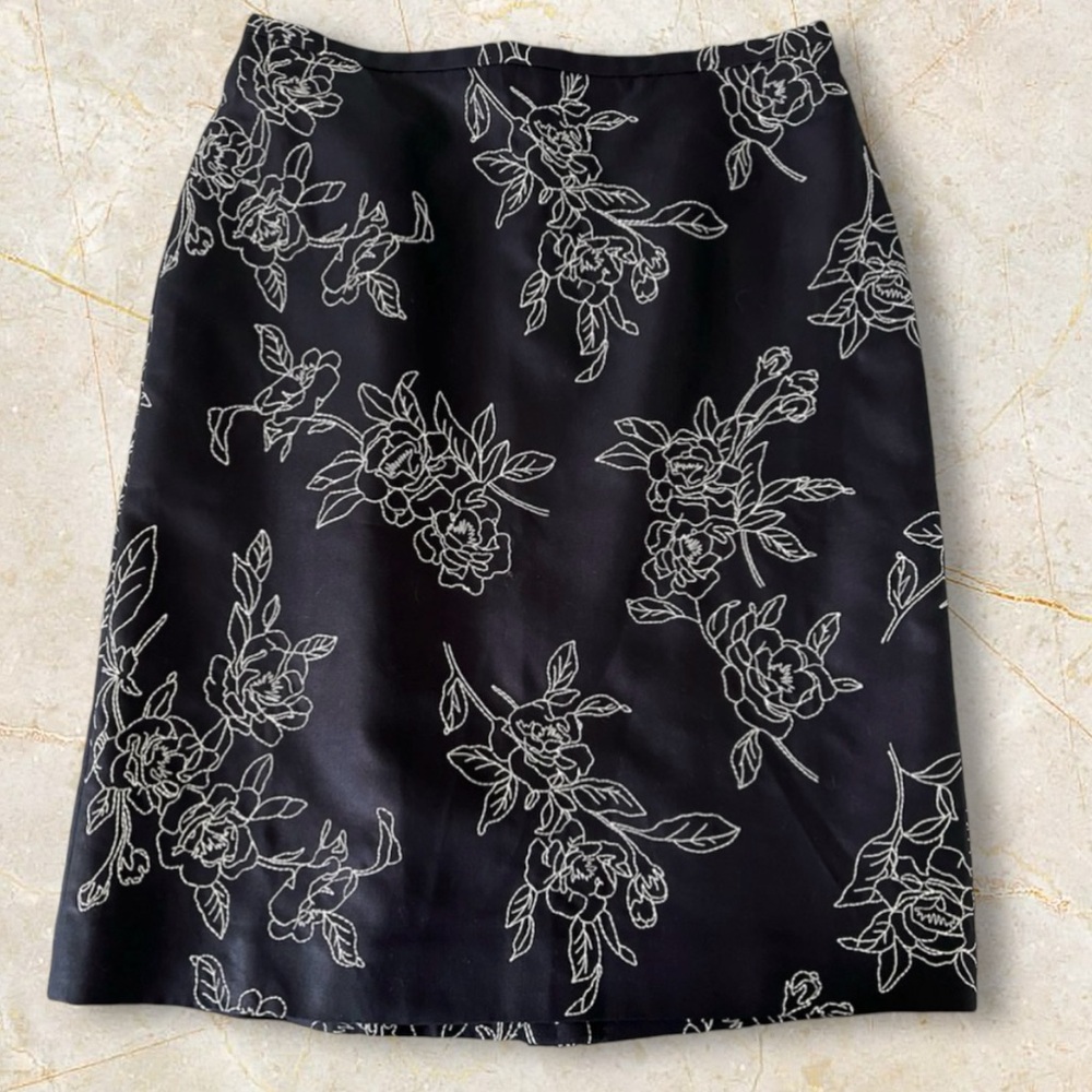 Ann Taylor Floral Embroidered Navy Lined Skirt NWT, Size 2P - Picture 2 of 14